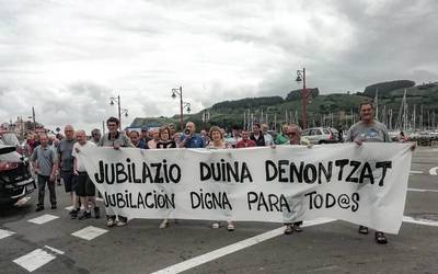 Pentsiodunek manifestazioa egin dute herriko kaleetan zehar