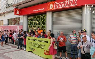 Jarraipen handia izan du Berriak supermerkatuetako lanuzteak