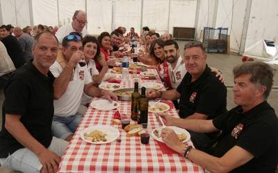 Zaletasun txuri-gorria aldarrikatu dute Laudioko Athletic Club Taldeko kideek