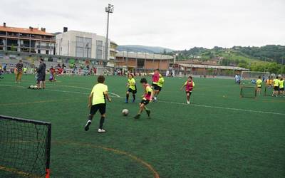 Irudietan: Sanpedrotako 3x3 futbol txapelketa jokatzen ari dira haurrak Mendibeltz zelaian
