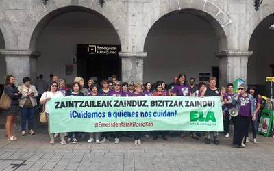 Adinekoen egoitzetako eta eguneko zentroetako langileek elkarretaratzea egin dute plazan