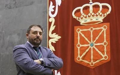 Hualde Nafarroako Parlamentuko presidentea da