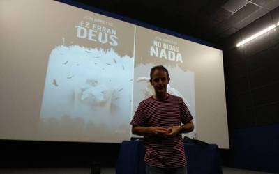 Jon Arretxe 'Euskadi en negro' mahai inguruan