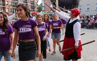 [ARGAZKI GALERIA] Dominika talde feministak dantzan eman die hasiera Zaldibarko jaiei