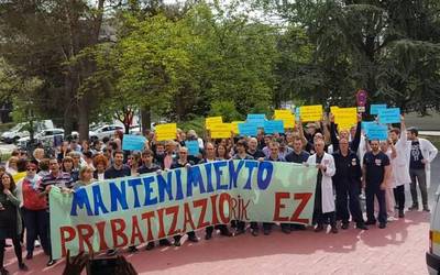 Txagorritxuko eraikin berrian "pribatizazioa" salatzeko kontzentrazioa deitu dute