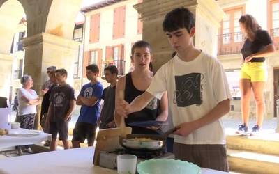 Patata tortilla goxo-goxoak egin dituzte aramaioarrek