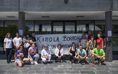 Sopelako kiroldegiko beharginak, lan-baldintza duinen alde borrokan