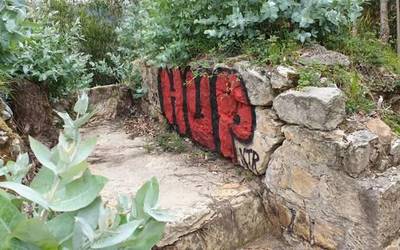 Burdin Hesian egindako grafitiak salatu dituzte
