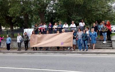 Manresako bortxaketa kasua salatzeko elkarretaratzea egin dute Arespalditzan