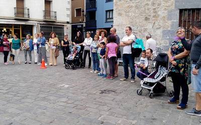 Manresako bortxaketa kasua salatzeko elkarretaratzea egin zuten
