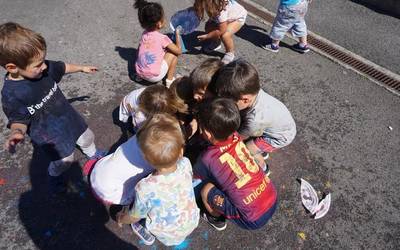 Irudietan: Herriko txikienak margolari bihurtu dira egun batez