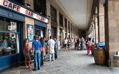 Bilboko Udalak, BBK Live jaialdia dela eta, ostalaritzako lokalak ixteko ordua luzatzea erabaki du