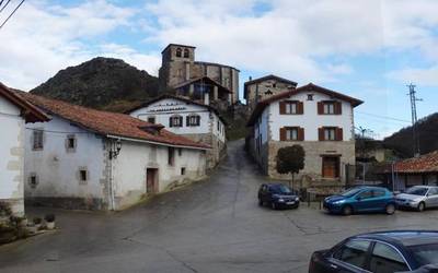 Tximista batek kalteak eragin ditu Gaskueko elizeko dorrean