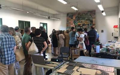 "226 margolanez osatutako mural erraldoia egin dugu, 'Mendi' margolariaren omenez"