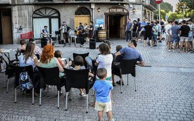 Azkaiter Peloxek eta Sala anaiek musikaz girotu dituzte herriko kaleak