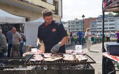 Irudietan: Hegaluzea dastatzeko aukera izan dute Herriko Plazara bertaratu direnek