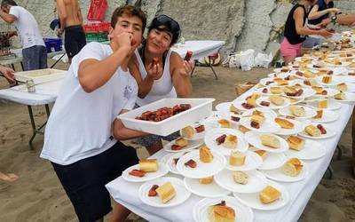 Surfestak hartu du Itzurun hondartza