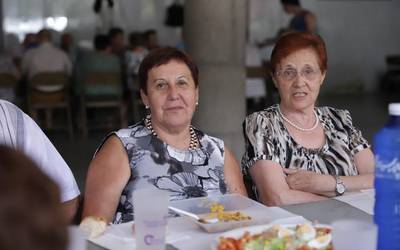 Santamainako jaietako bazkarian txarangaren doinuekin gozatu dute auzotarrek