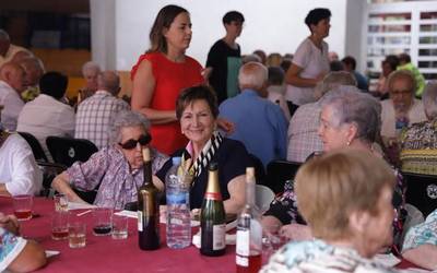Antzuolako erretiratuek primeran bazkaldu eta dantzatu dute