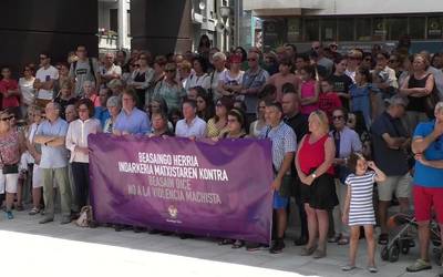 Emakume batek jasandako bortxaketa arbuiatu du ehunka herritarrek elkarretaratze batean