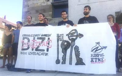 Elkarretaratzea egin dute Kinpuleneko etxea okupatzeagatik epaitu dituzten bi lagunakaz elkartasunez