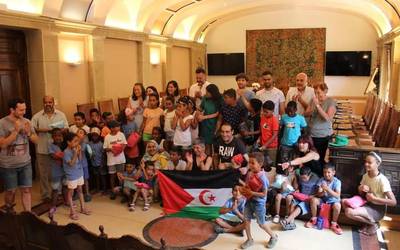 [ARGAZKI GALERIA] Ume sahararrei harrera ofiziala egin diete Durangon