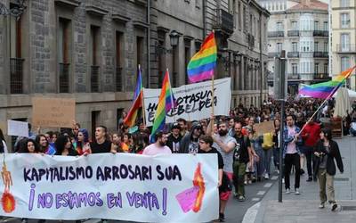 Kustodia kendu diete gay izateagatik semea jipoitu zuten gurasoei