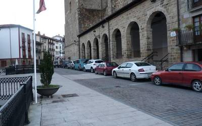 Jaiak direla eta, aldaketak trafikoan eta hondakin zerbitzuan