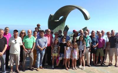 Jose Luis Lasaren Surflariari omenez eskultura  inauguratu dute