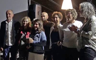 Iñaki Agirre omendu zuten zapatuko aire libreko zine emanaldian