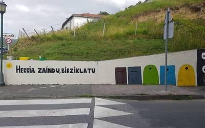 Satxibuko udalekuetan dabiltzan gazteek birziklatzearen aldeko murala margotu dute