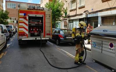 Durangon su hartu duen kontenedorea itzali dute suhiltzaileek