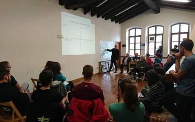 Auzolanari buruzko galdeketan aurretik botoa emateko aukera