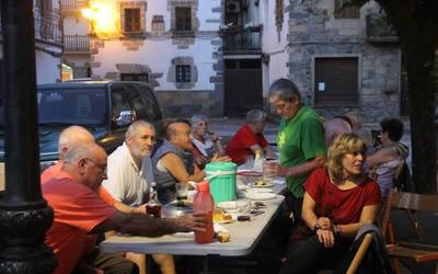 Giro ederra izan dute Karmen bezperan Goizuetan