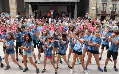 Udalekutako umeen ikuskizunarekin hasi da festa Antzuolan