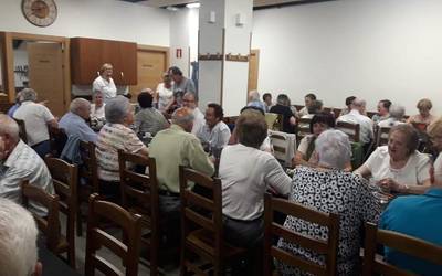 80 urtetik gorakoek afaria egin dute Dorleta elkartean