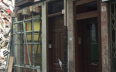 Kalegoen plazako eraikinaren erortzearen eraginez kaltetuako bizilagunei babesa erakutsi die PSE-EEk