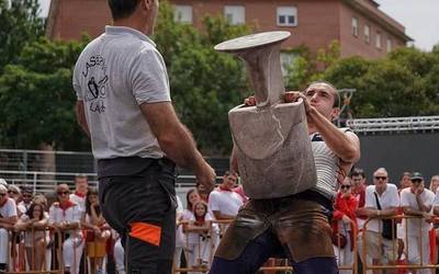 "Gustura ospatu genuen txapela lagunekin, sanferminetan. Hori ere behar da”