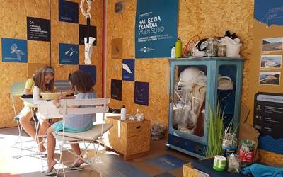 Plastikoak itsasoan duen eragina azaltzen duen sentzibilizazio kanpaina heldu da Itzurunera