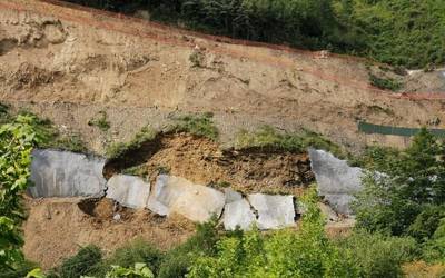 Lur-jausi txiki bat izan da AHTren lanetan Angiozarren