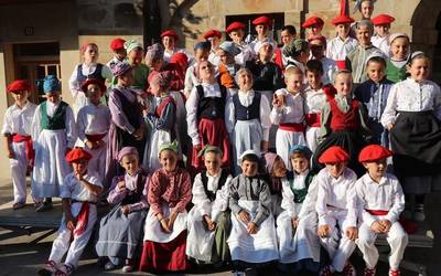 Udalbatzaren aurreskua eta ikurrin dantza, argazkitan