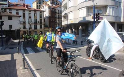 Dozenaka txirrindulari igaro da Oriotik, presoen aldeko bizikleta martxan