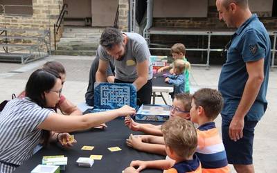 Mahai jokoak, ume zein helduen gozagai