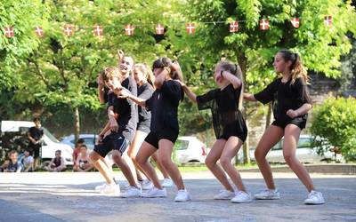 Beroari aurre egiteko, jolasak, puzgarriak eta dantza