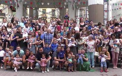 Lehen aldiz Santa Ana jaiak biziko dituzten haurrei harrera egin die Udalak