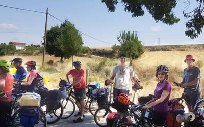 Txirrindulariak, ibarra zeharkatzen