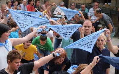 Larrain dantza, jaiak borobiltzeko