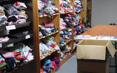 Erabiltzen ez den arropa dohaintzan emateko kanpaina abiatu dute