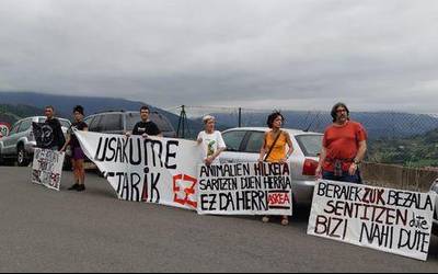 Usakume tiraketaren aurka, protesta egin dute hainbat lagunek