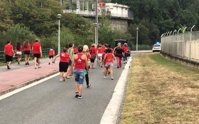 Aretako haurrek piztu dute festaren lehen suziria